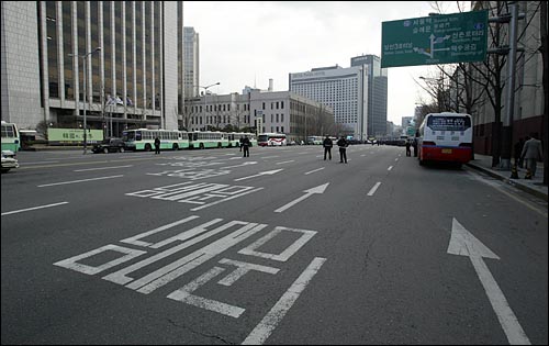 월드컵 응원전, 촛불시위, 구국기도회 등 작년 서울시청앞 광장에 수만명이 몰려서 치뤄진 대규모행사때 광화문에서 남대문방향의 차량통행은 막히지 않았으나, '반핵반김 자유통일 3.1절 국민대회'가 치뤄진 1일 오후는 전방향의 차량 통행이 금지되었다. 